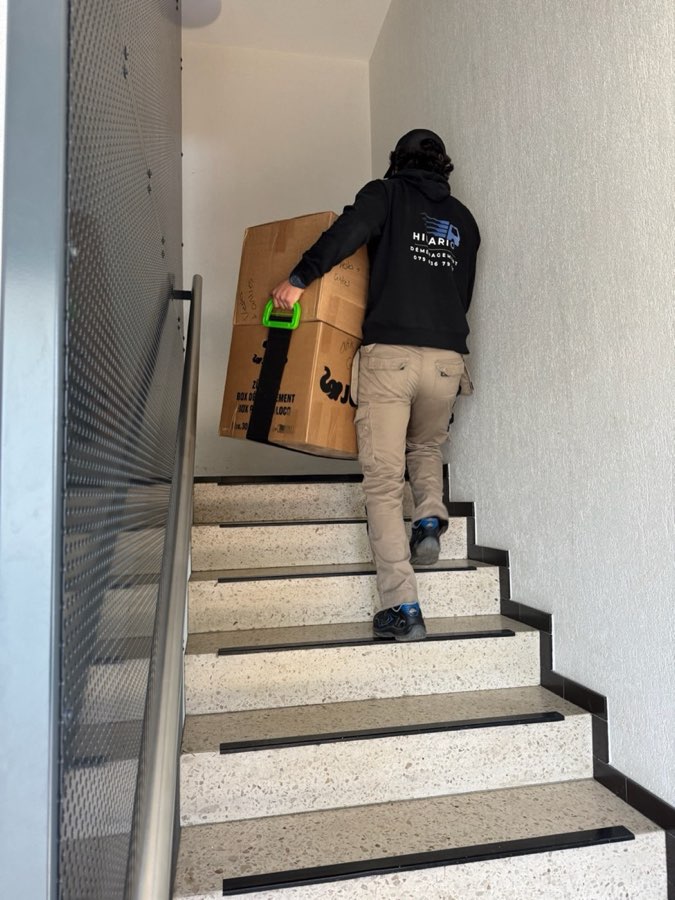 Kartons im Treppenhaus